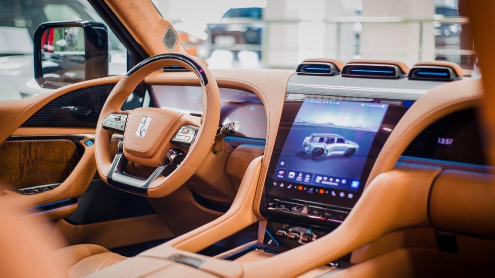 Интерьер салона внедорожника BYD Yangwang U8 первого ряда
