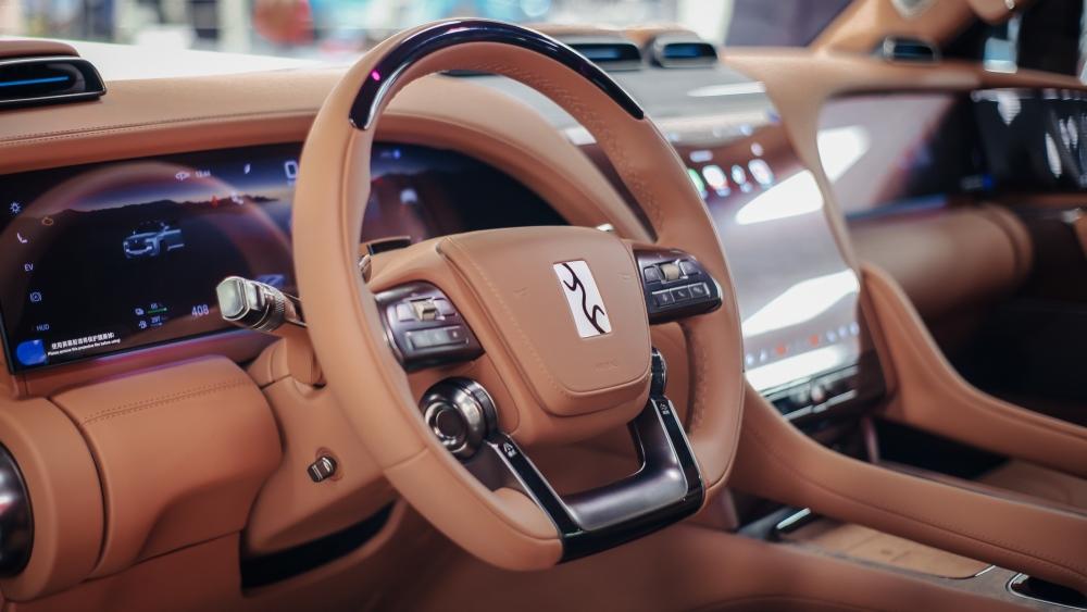 Интерьер салона внедорожника BYD Yangwang U8 первого ряда