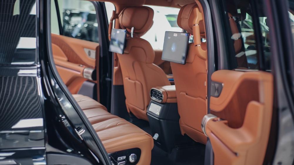 Интерьер салона внедорожника BYD Yangwang U8 второго ряда