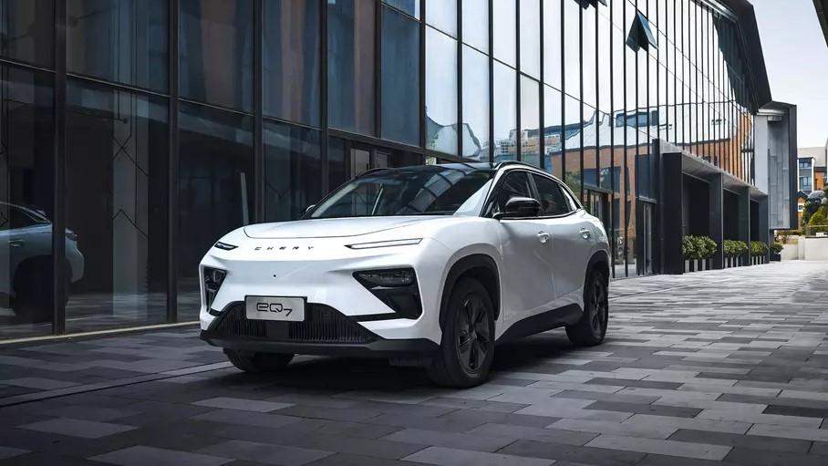 Электрический кроссовер Chery eQ7 спереди сбоку