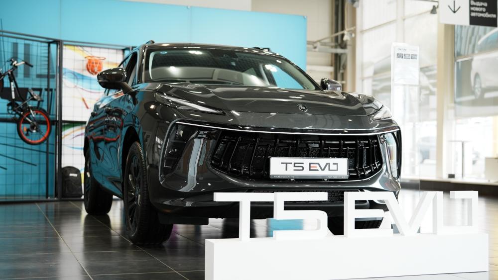 Forthing T5 EVO в автосалоне Ixen Motors сбоку спереди