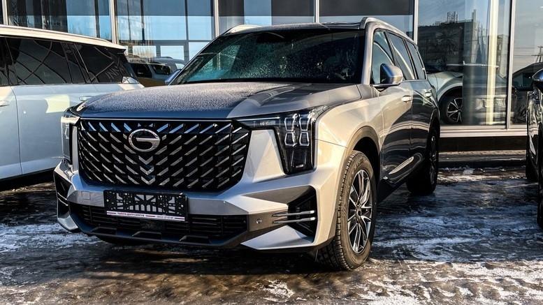 Новый кроссовер GAC GS8 второго поколения вид сбоку спереди купить у дилера в автосалоне