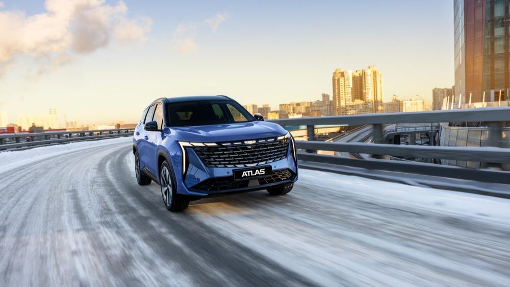 Geely Atlas нового поколения цены боковая передняя динамика