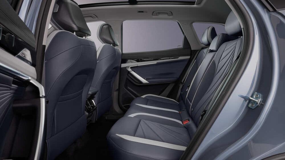 Geely Atlas нового поколения цены салон салон второй ряд