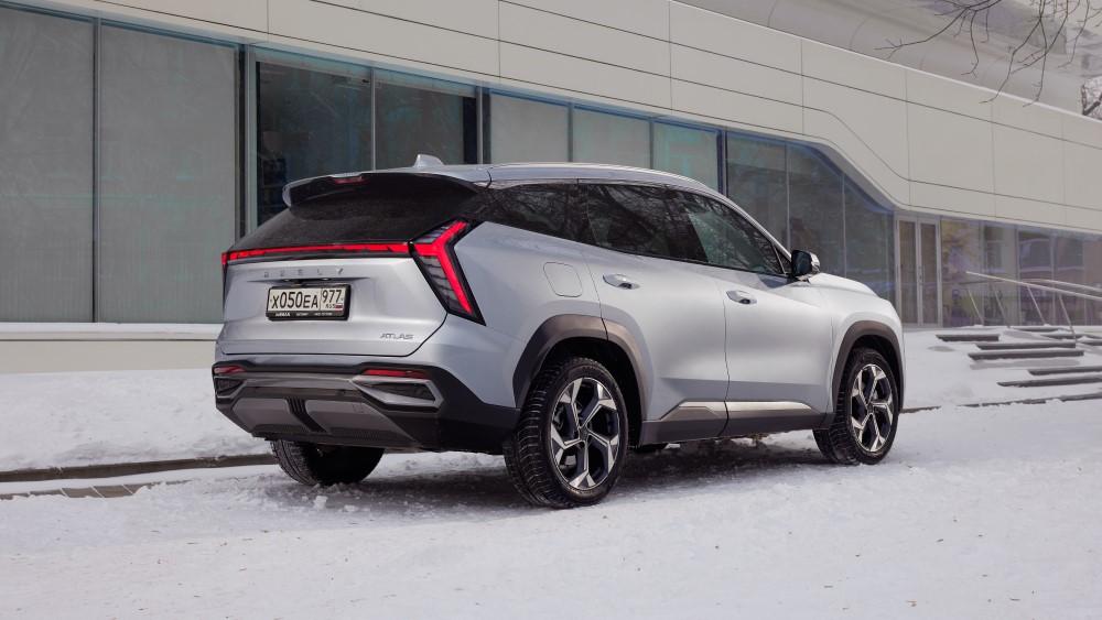 Geely Atlas в России стартует в продажах сбоку сзади зимой