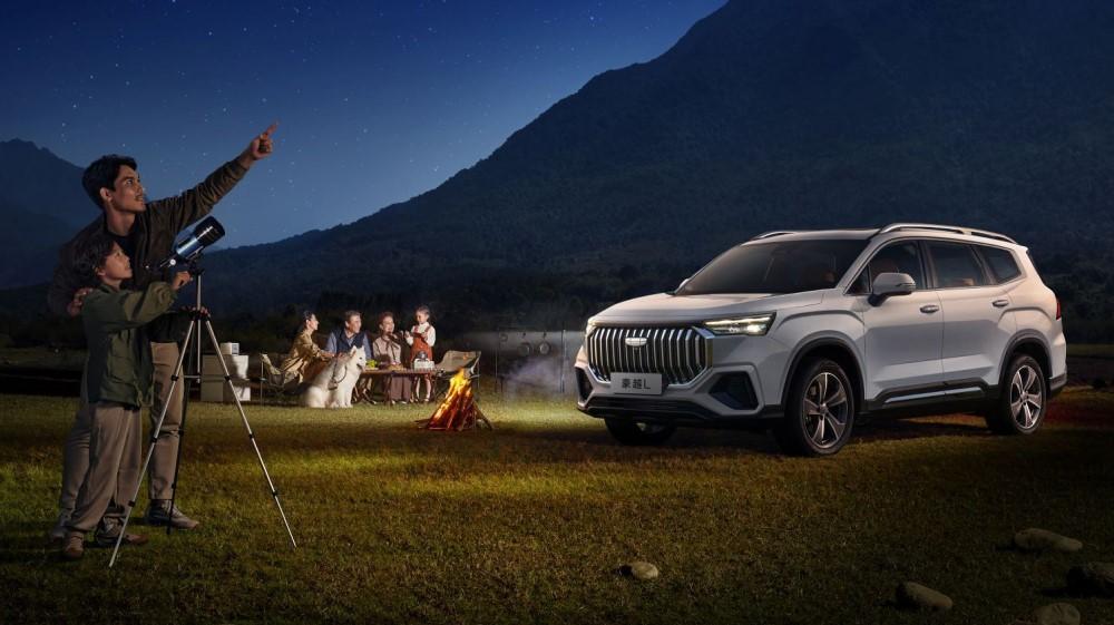 Geely Haoyue L Okavango L 2024 сбоку спереди