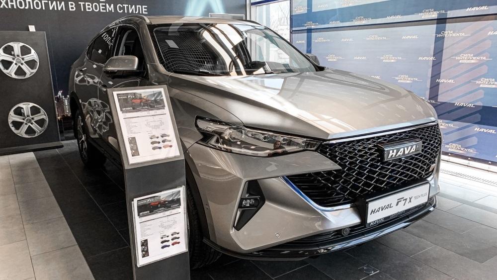 Haval F7x у дилера новые цены Новосибирская Автолига в автосалоне сбоку спереди