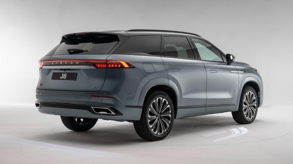 Кроссовер Jaecoo J8 для России, вид сбоку сзади