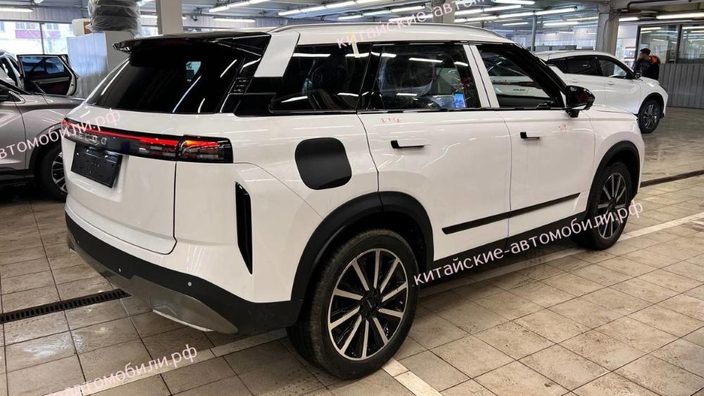 Необычный кроссовер Jaecoo J7 заметили в Москве