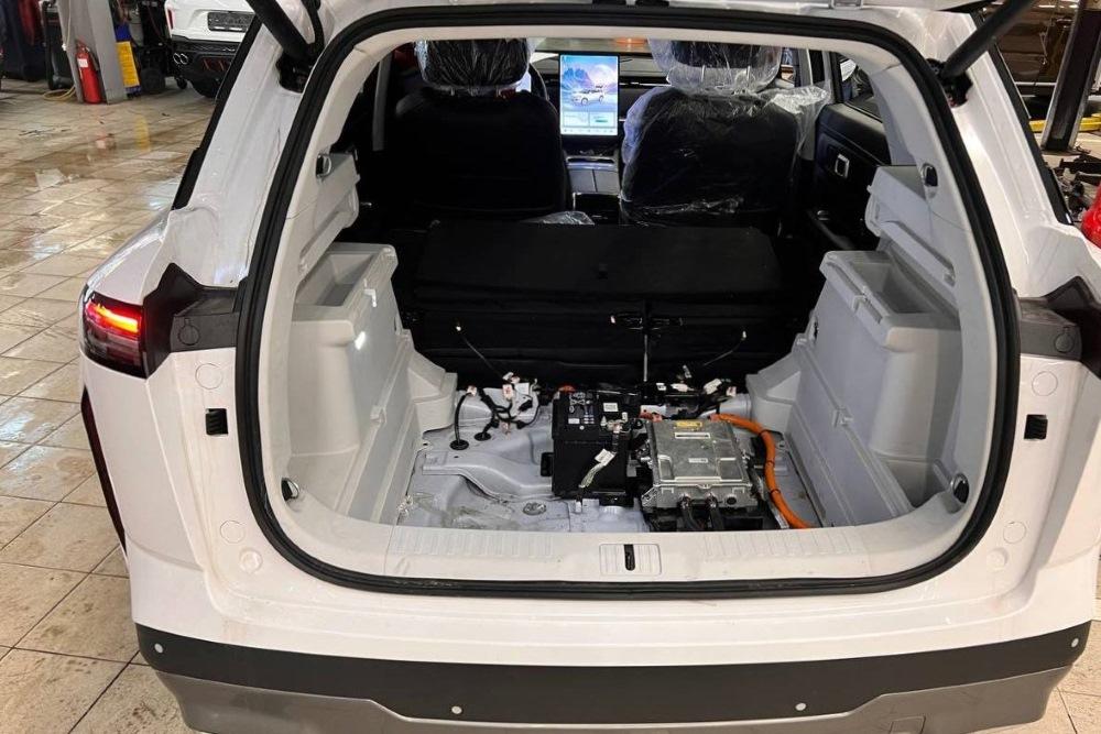 Гибридный кроссовер Jaecoo J7 в России у дилера в заднем багажнике с аккумулятором