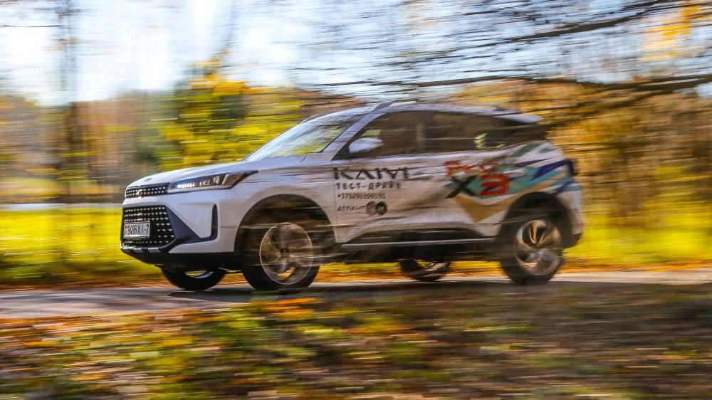 Kaiyi X3 Pro вид спереди сбоку в динамике осенью в Беларуси