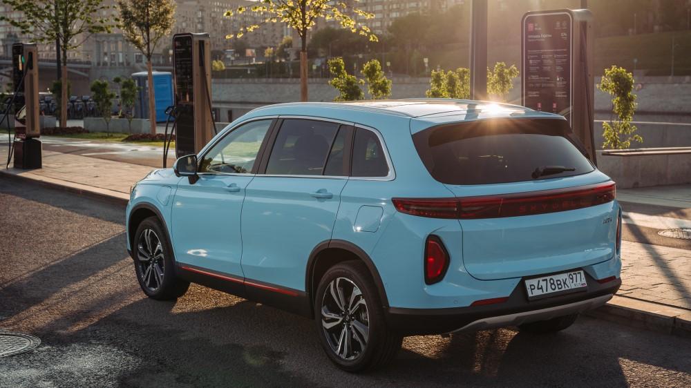 Гибридный кроссовер Skywell HT-i оценивает заднюю часть статической зарядки