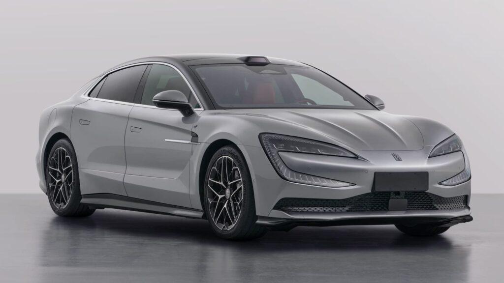 В Китае на автосалоне в Гуанчжоу 2024 начались предварительные продажи седана Yangwang U7 от BYD.