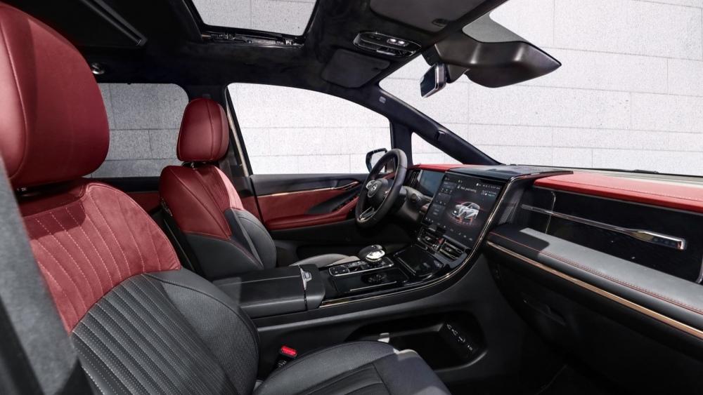 Интерьер минивэна GAC M8