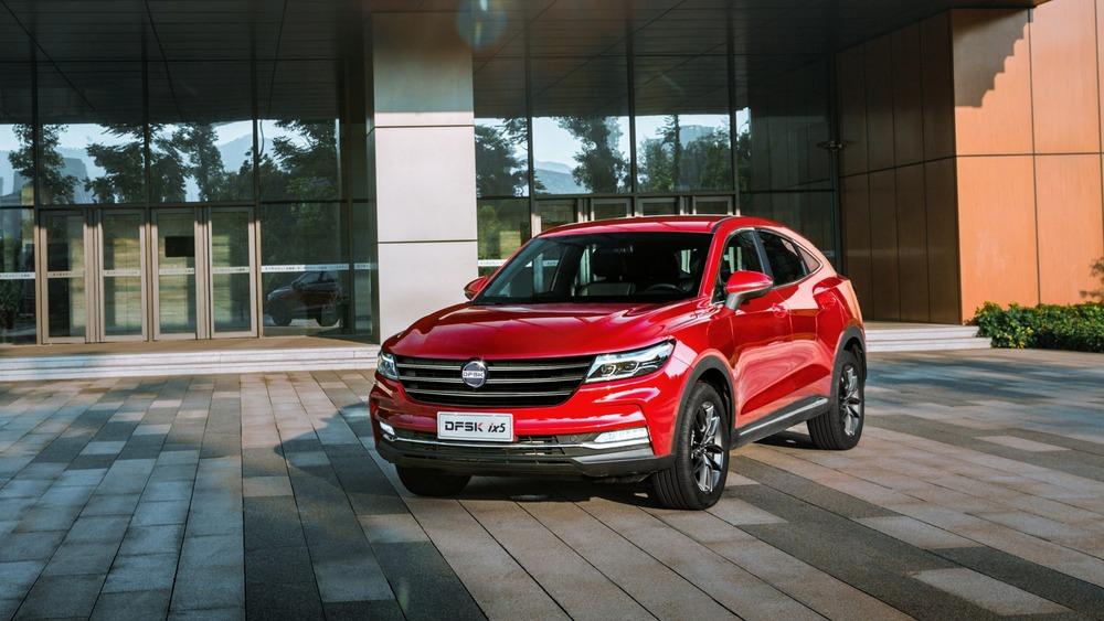 Кроссовер Dongfeng DFSK iX5 сбоку спереди