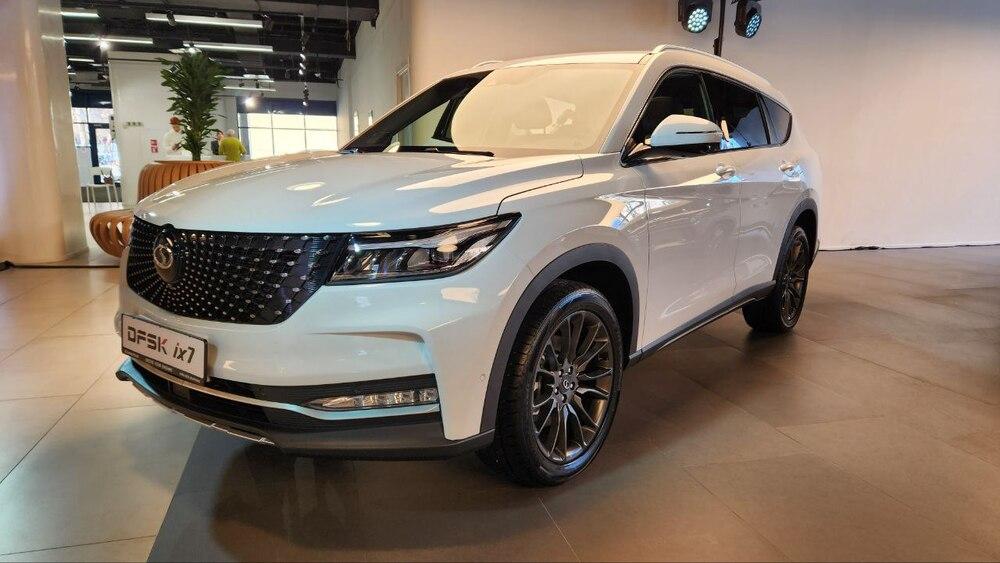 DFSK ix7 сбоку спереди