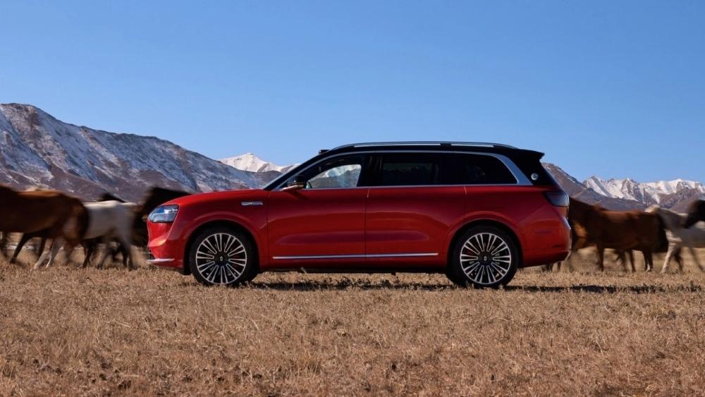 Кроссовер Aito M9 вид сбоку