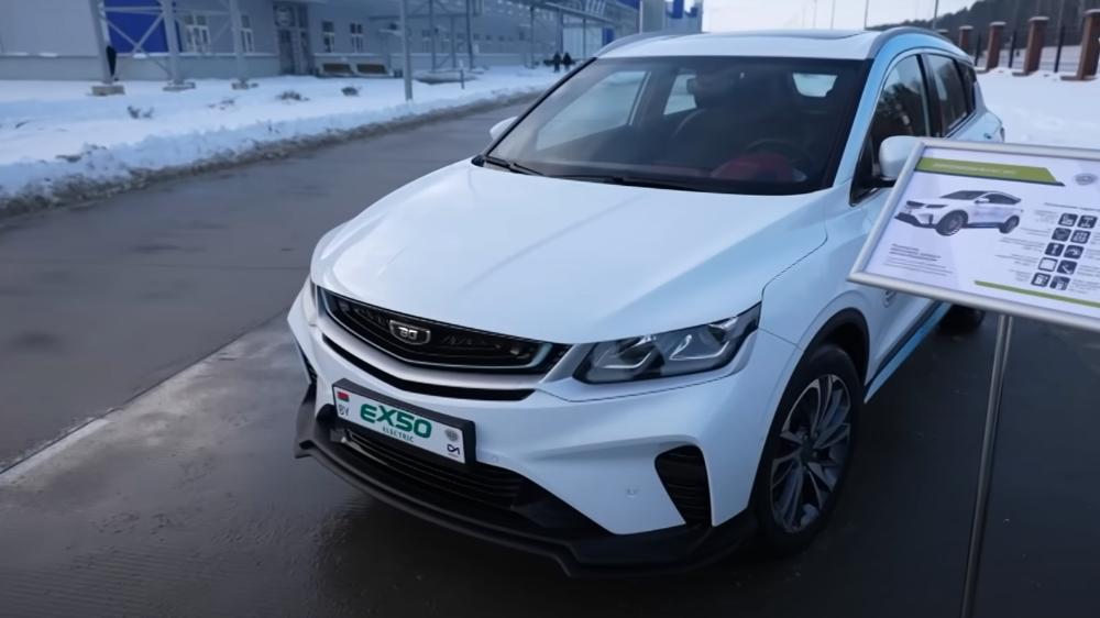 электрический Coolray Belgee EX50 сбоку спереди