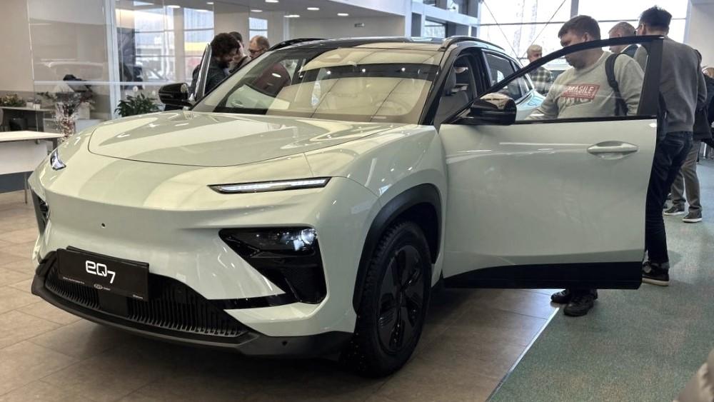 Chery eQ7 боковая передняя часть