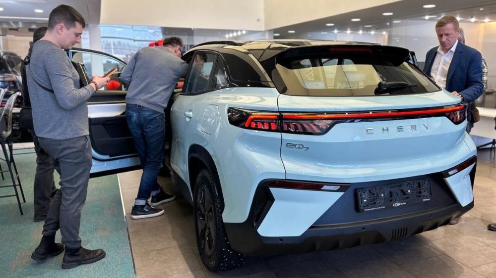 Chery eQ7 вид сбоку сзади