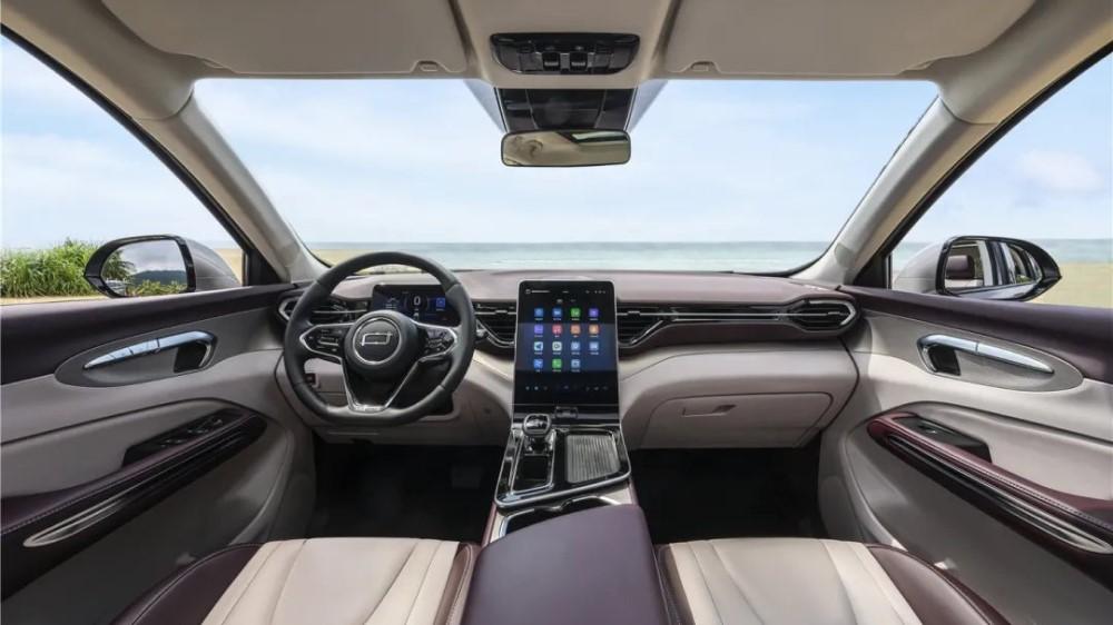 Интерьер салона кроссовера FAW Bestune T90