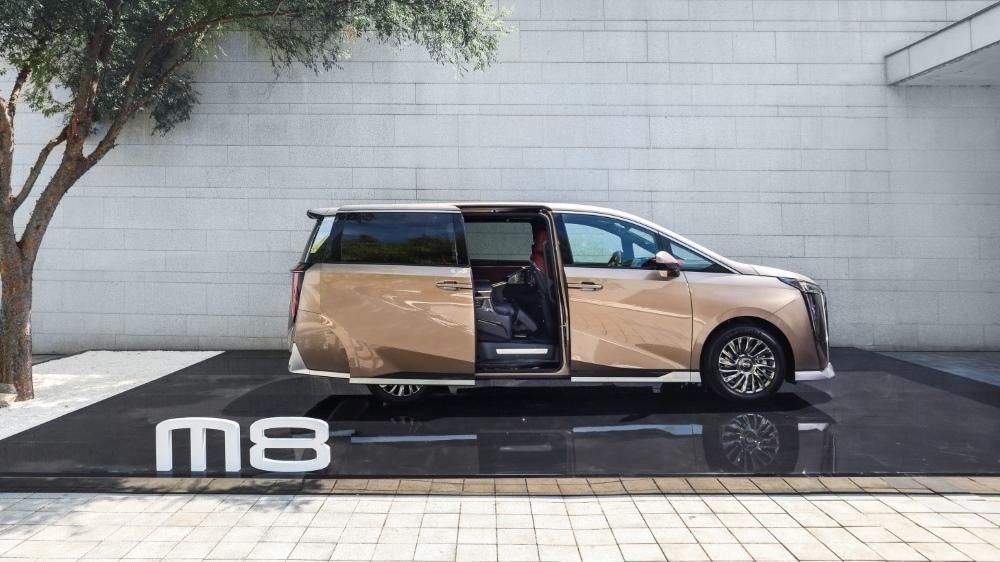 Минивэн GAC M8 вид сбоку