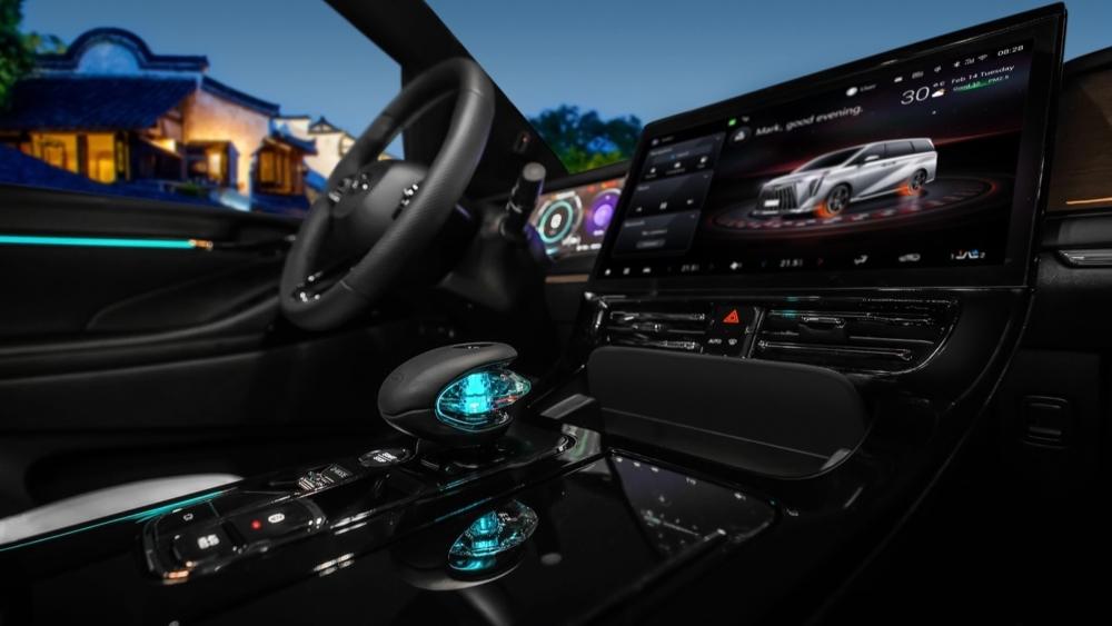 Салон минивэна GAC M8 с селектором внутреннего тоннеля