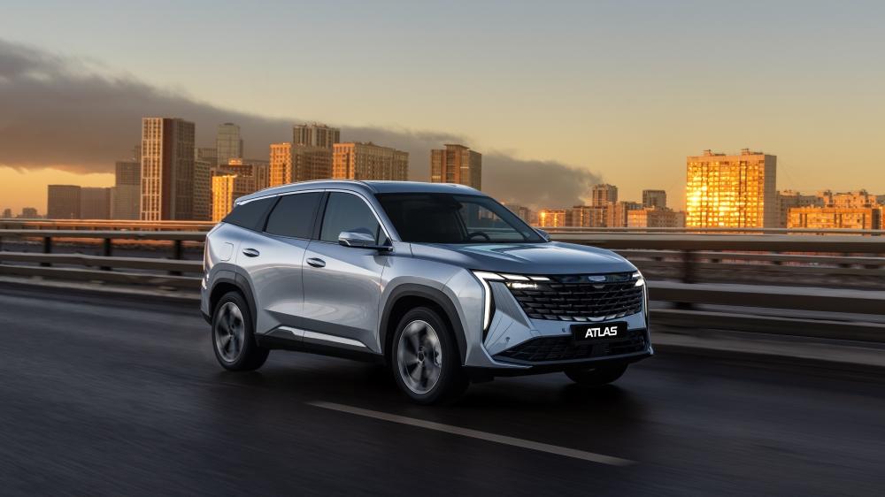 Geely Atlas в России старт продаж сбоку в динамике