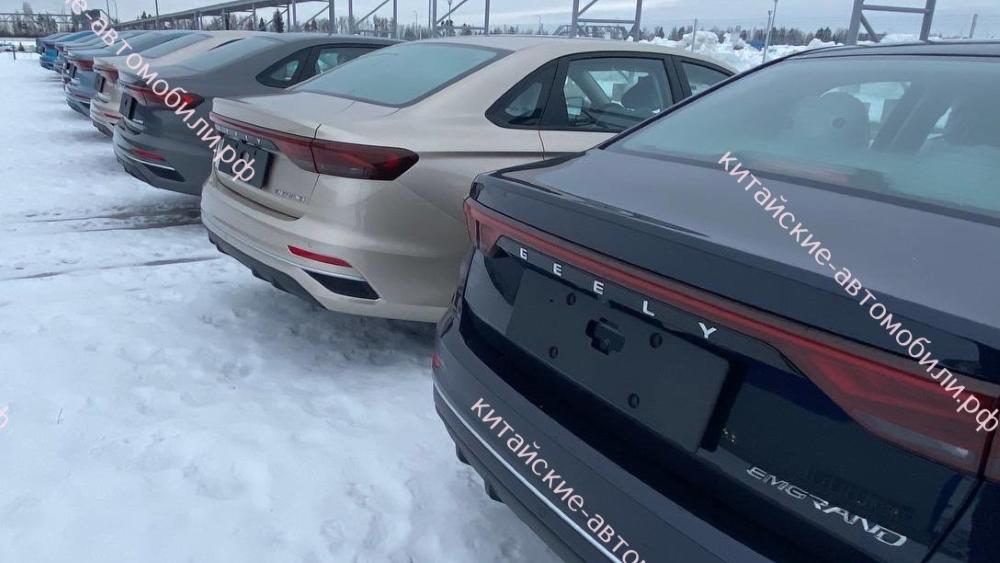 Обновленный седан Geely Emgrand Belgi сзади с автоматической коробкой передач