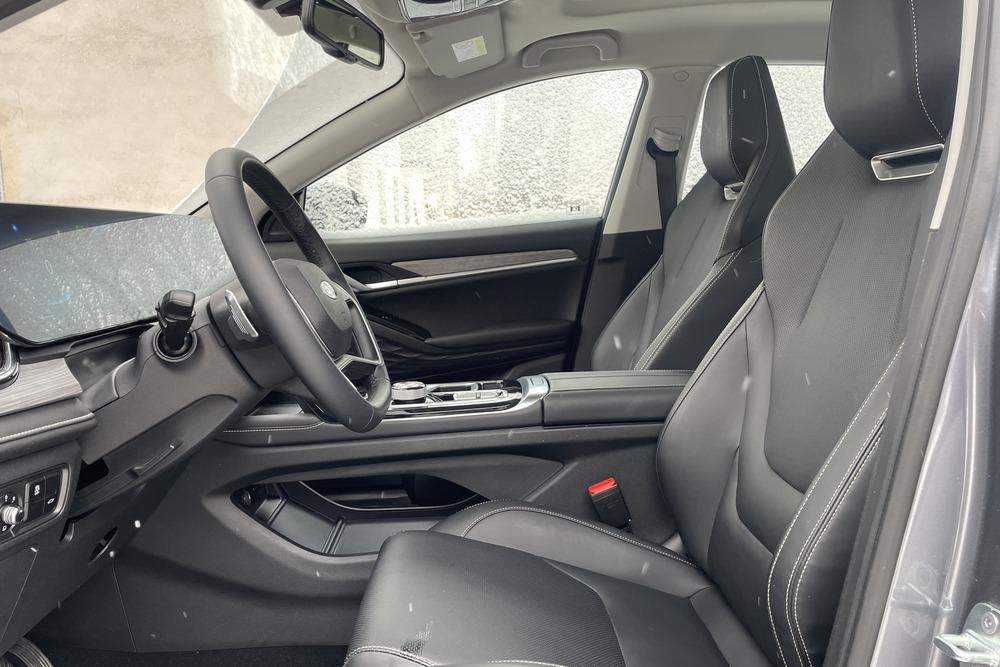 Тест JAC JS6 в Казахстане салон салона первого ряда