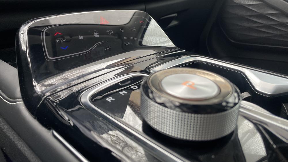 Тест JAC JS6 в Казахстане салон салон туннельная консоль