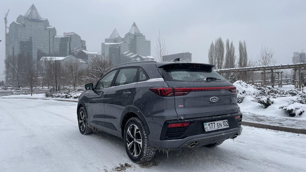 Тест JAC JS6 в Казахстане сбоку сзади