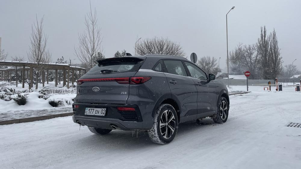 Тест JAC JS6 в Казахстане сбоку сзади