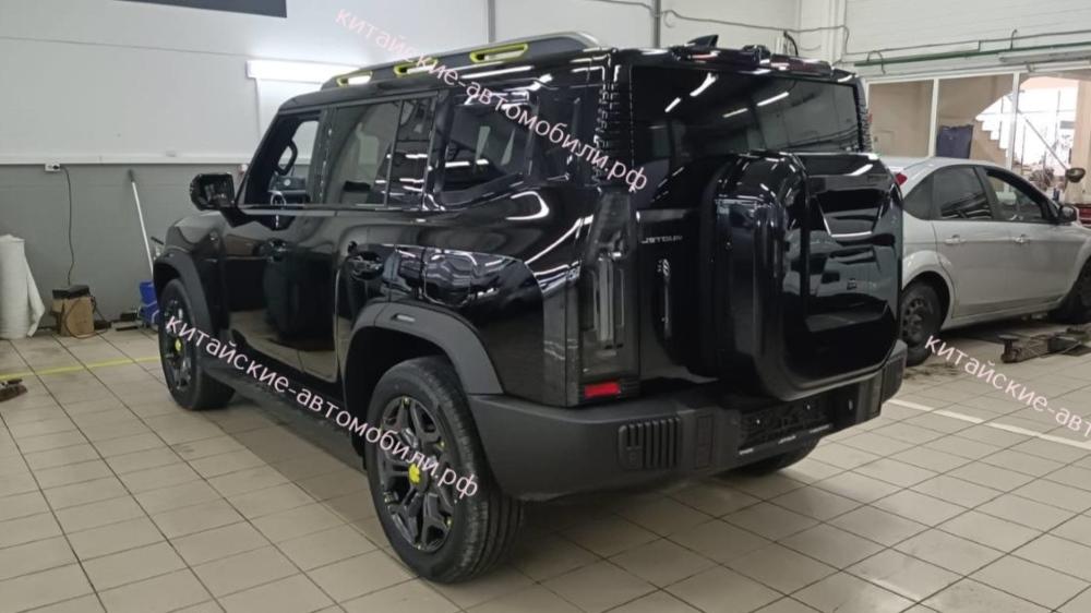 Jetour T2, вид сбоку сзади у дилера