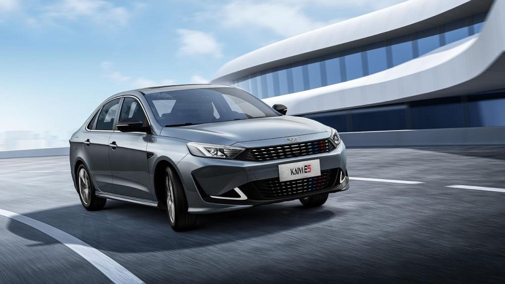 Седан KAIYI E5, вид спереди сбоку