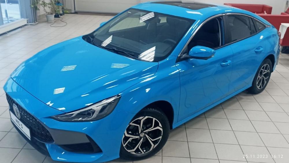 Седан MG 5 дилер автосалона Балтийская сторона перед
