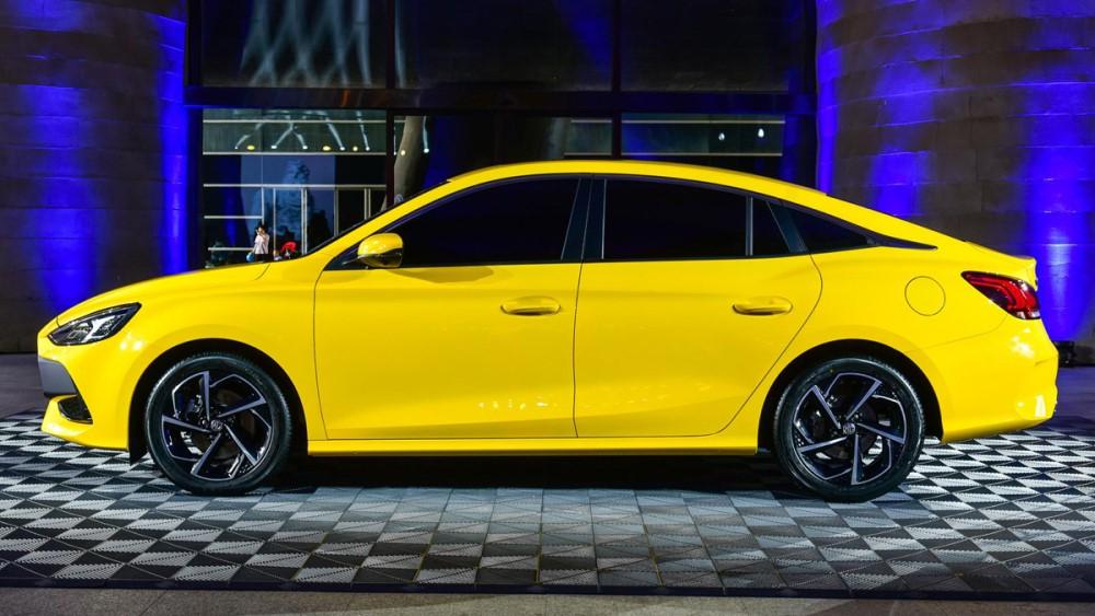 Седан MG 5 вид сбоку