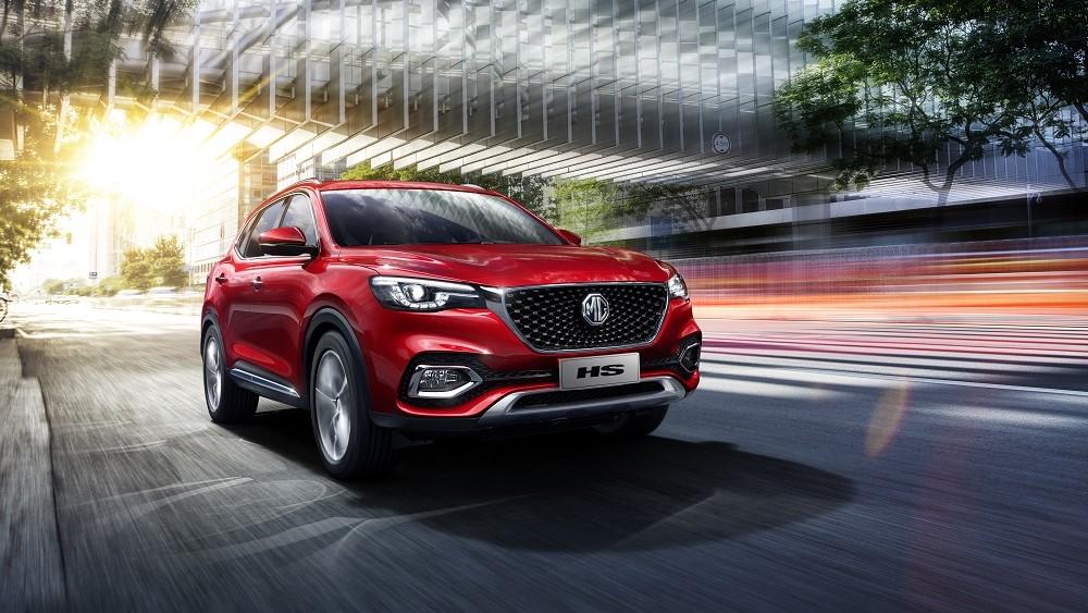 Кроссовер MG HS вид сбоку спереди
