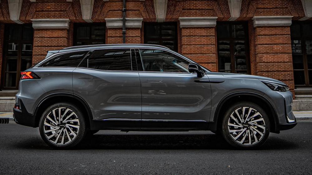 BAIC X75 вид сбоку