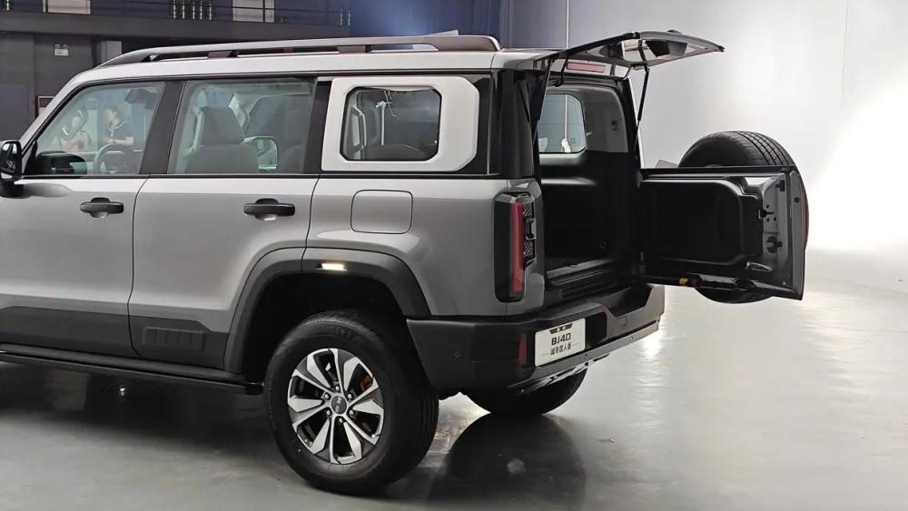 Открывается багажник BAIC BJ40 нового поколения