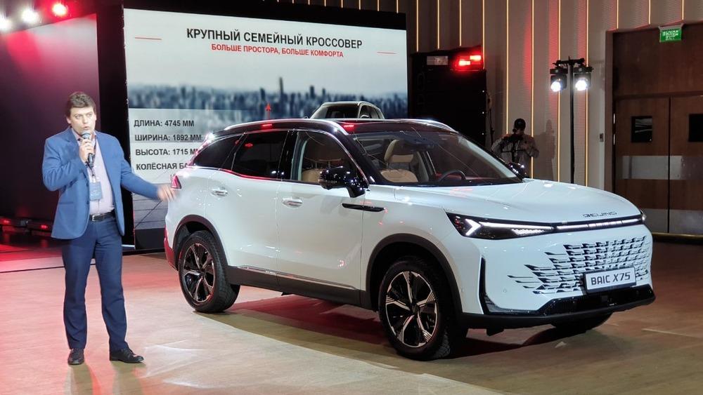 Презентация BAIC X75 сбоку и спереди