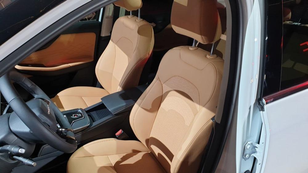 Презентация салона BAIC X75, интерьер первого ряда сидений