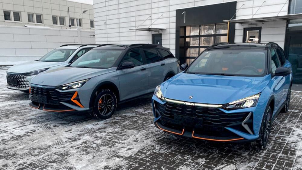 Кроссовер Dongfeng Shine GS Sport вид сбоку спереди