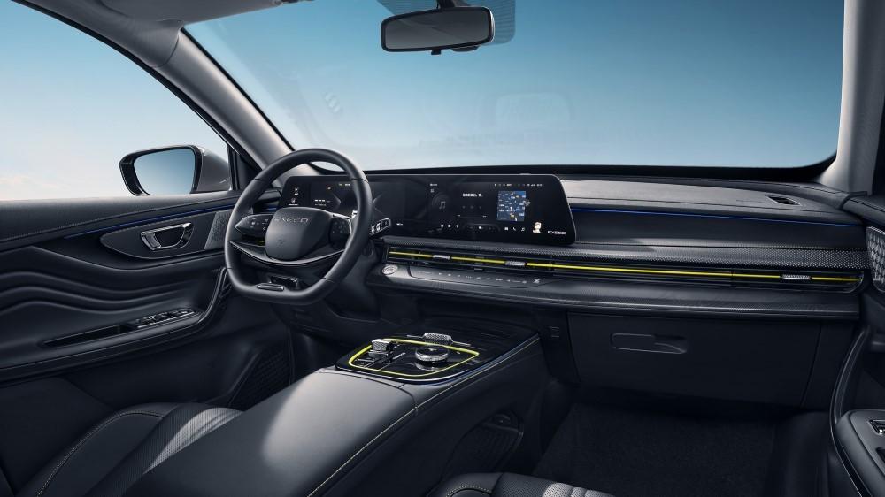 салон кроссовера Exeed LX 400T