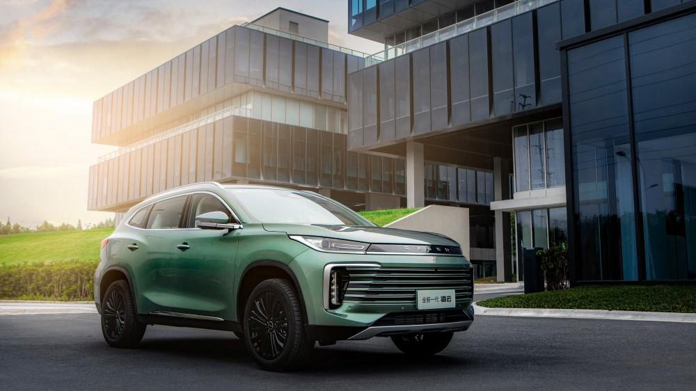 Exeed TXL 2024, вид сбоку спереди