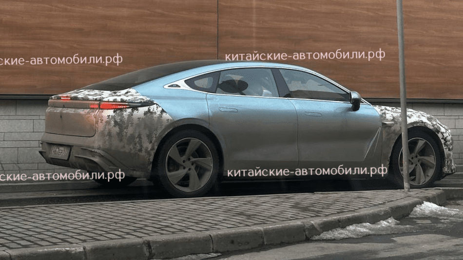 Седан Exlantix ES в России, вид сбоку сзади в Москве в России