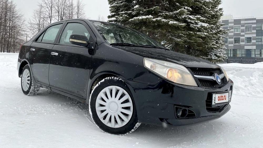 Седан Geely MK вид сбоку спереди
