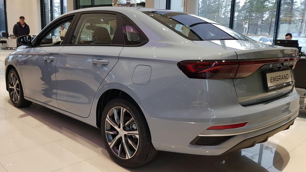 Обновленный Geely Emgrand в Беларуси в автосалоне купить с задней стороны