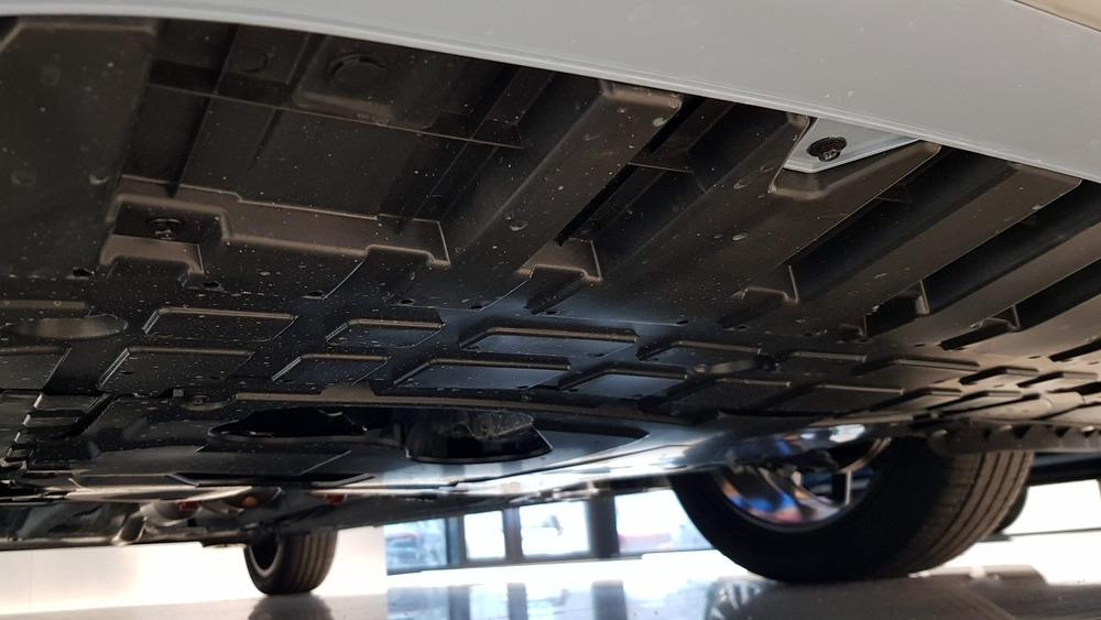 Geely Emgrand обновили в Беларуси в автосалоне защиту днища