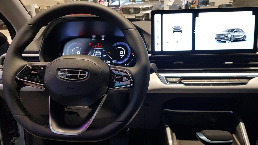 Обновленный Geely Emgrand в Беларуси в интерьере автосалона